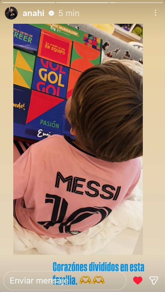 RBD24HorasArg's tweet photo. Emiliano fan de Messi 🇦🇷🙏 hiciste que el día termine mejor @Anahi 💙 https://t.co/xQVm5fKaVN