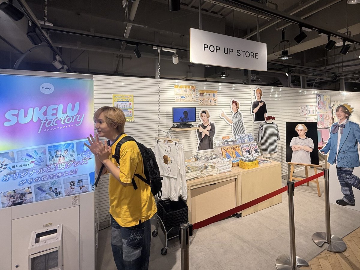 9taro_sueyoshi's tweet photo. 今日から渋谷で1週間
POPUPやってます🌻☁️🫧

新作グッズ過去グッズの販売から、等身大パネルや有名オタク達のパネル、ここでしか見れない割と長尺な動画も流れているし、言葉足らず一歌ちゃんのお洋服とリボンヘアバンドも展示してあります🎀

みなさん軽率にお越しください🍼🦭

https://t.co/zM3fjkwxgC