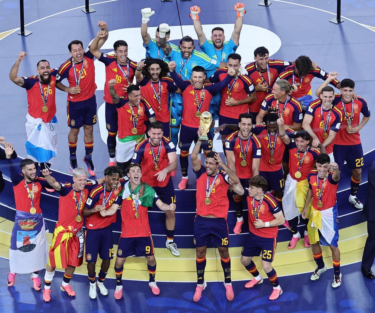wc2026guidejp's tweet photo. スペイン優勝後、選手たちが肩や腰に巻いていた「見慣れない旗」が気になったので調べてみました。  

あれはスペイン国旗ではなく、選手それぞれの出身地を表す自治州や街の旗のようで、
ペドロ・ポロ、ダニ・オルモ、ファビアン・ルイス、ガビなど、複数の選手が世界一の瞬間に故郷の旗も一緒に掲げていた。

  日本代表で例えるなら、優勝後に選手たちが神奈川県旗や大阪府旗、沖縄県旗を身につけているようなもの。

#ワールドカップ2026 #スペイン優勝