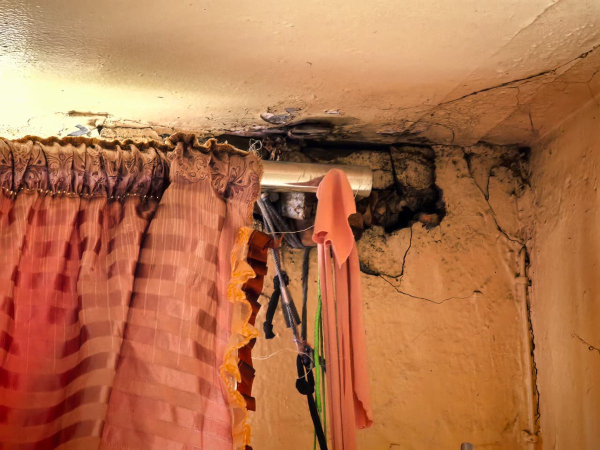 brettherron's tweet photo. Hill-Lewis doesn’t need to travel to Joburg to see black mold, failing infrastructure, dilapidated apartment blocks.
His @Our_DA government owns and mismanages 65000 apartments across Cape Town.
He should visit &amp; take care of his own backyard &amp; the people who live there! https://t.co/rDQ3l1rUi8