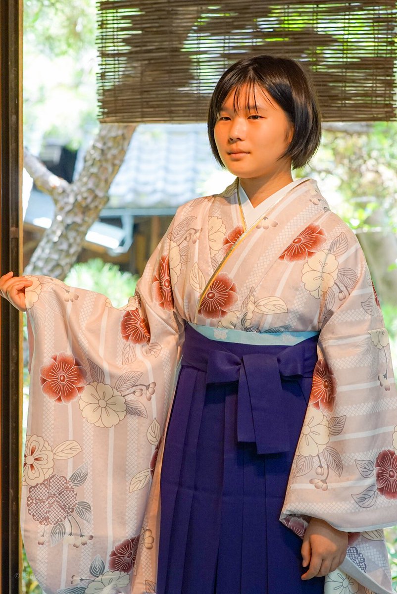 komadoc's tweet photo. 第20回記念 白瀧あゆみ杯争奪 新人登竜門戦

決勝戦に進出した岩崎夏子女流初段です。
ちなみに本日はお誕生日。
2年連続のバースデー優勝がかかっています。
この和服は昨年の優勝賞品とのことです。
#白瀧あゆみ杯 https://t.co/Dv2zDr8xup