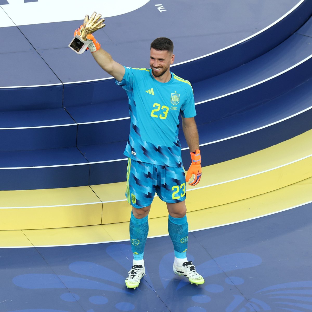 masBOLAA's tweet photo. Unai Simon🇪🇸 tidak melakukan satu pun penyelamatan dalam final Piala Dunia.  

Meskipun begitu, beliau memenangkan penghargaan Golden Gloves di Piala Dunia kali ini.

Banyak yang memperdebatkan soal ini, tapi menurutku udah pas Unai Simon yang dapet.

Unai Simon cuma kebobolan satu gol sepanjang turnamen, beliau juga sangat baik dalam melakukan build up, dan berkali-kali dapat kita lihat sangat jago berperan sebagai libero tambahan untuk memotong serangan balik musuh.

Well Deserved Unai Simon 👏