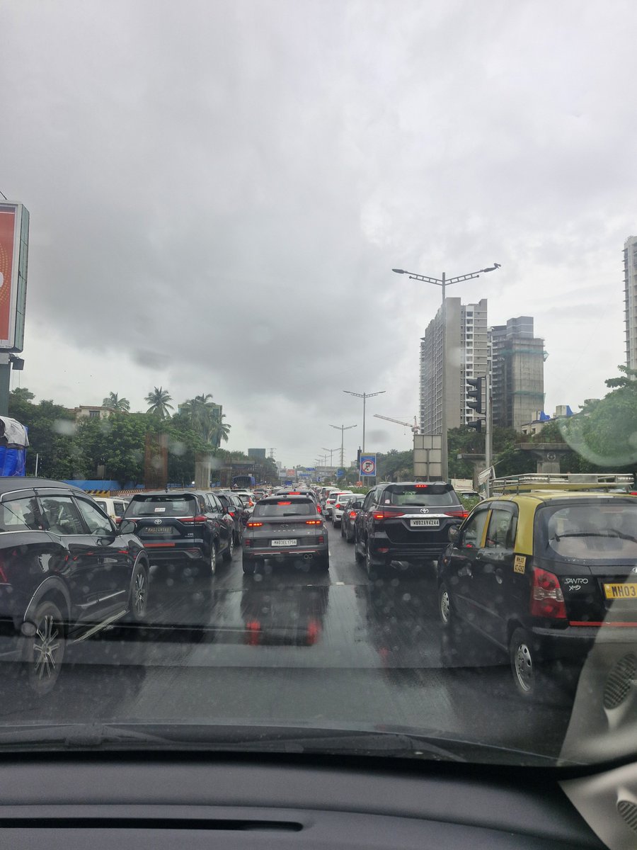 PoojaBD's tweet photo. This is the state of affiars everyday, when Mumbaikars are trying to take the #BKC connector. The city continues to struggle with no help @Dev_Fadnavis @narendramodi @CMOMaharashtra @PMOIndia 
#mumbaitraffic https://t.co/QL2KbZvyWI