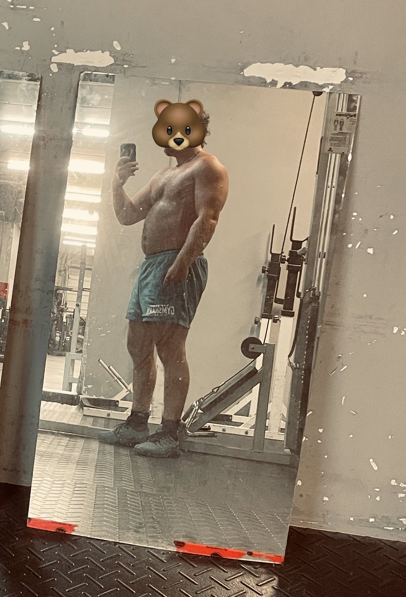 Exjock_77's tweet photo. Feeling big at the gym https://t.co/xC82npU3wx