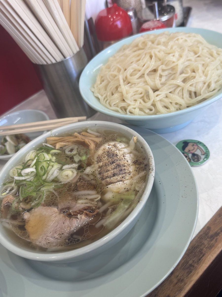 psw64's tweet photo. もり中華大盛り
なぎちゃんラーメン@元住吉
暑いから「もり中華」にしたけれど、熱盛な感じに麺もスープもあったかくて汗だく（笑）
なんか、麺の量増えた感じする
よく見たらメニューに「辛中華変更」てのが増えてる！
次回は試してみよう＼(^o^)／ https://t.co/kLbuCCk362