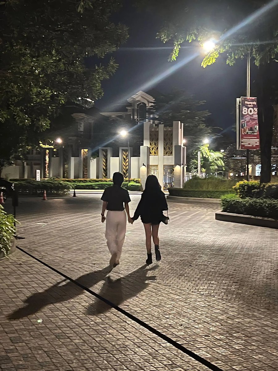 sonita_yin's tweet photo. You, me, and our beautiful night walk. 🌃🖤💫
#mysoulmate #nichjulie 
#simsreynich #cheajulie
#wlw #sastrafilmapp #glseries
 #ស្នេហ៍គ្មានលក្ខខណ្ឌ https://t.co/uowvKOfak8