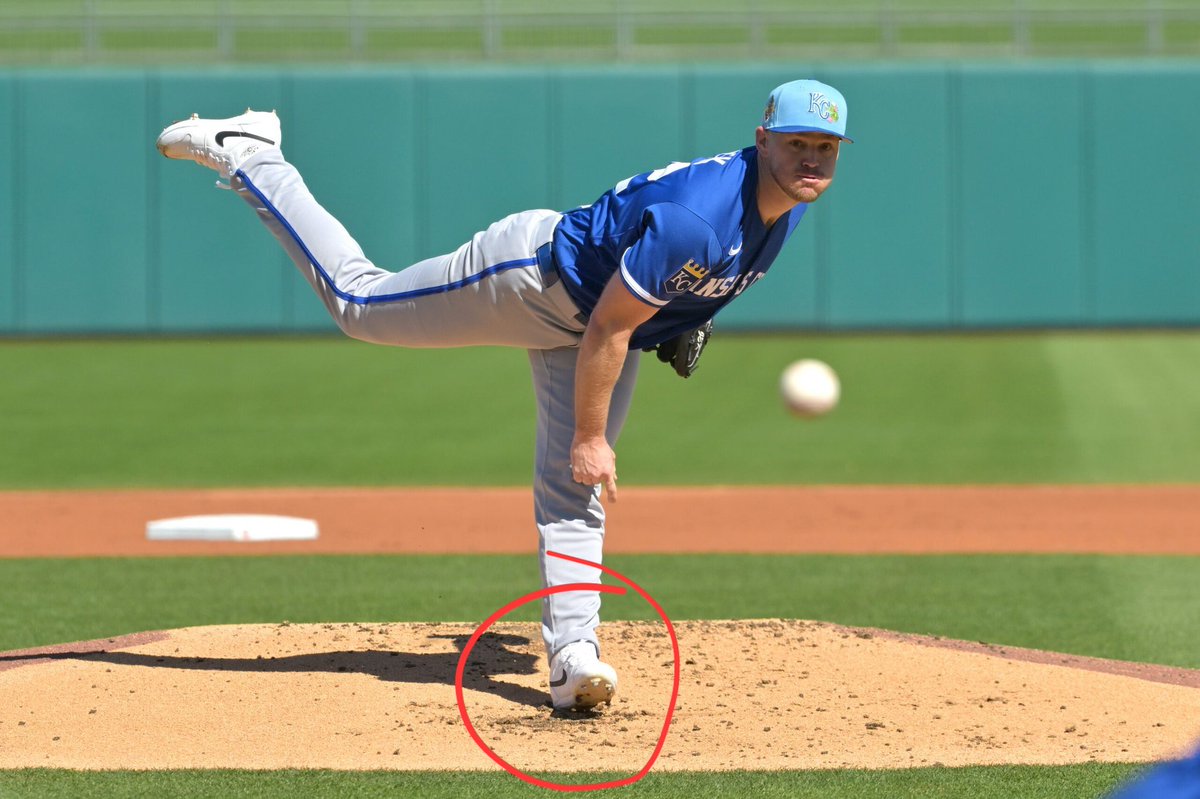 IvanPaz55's tweet photo. @mlbtraderumors See where the the ball is. 
See how he land. 
Hill first.
See how he is steping  to the left. 
💣 https://t.co/Pd8XaspgLA