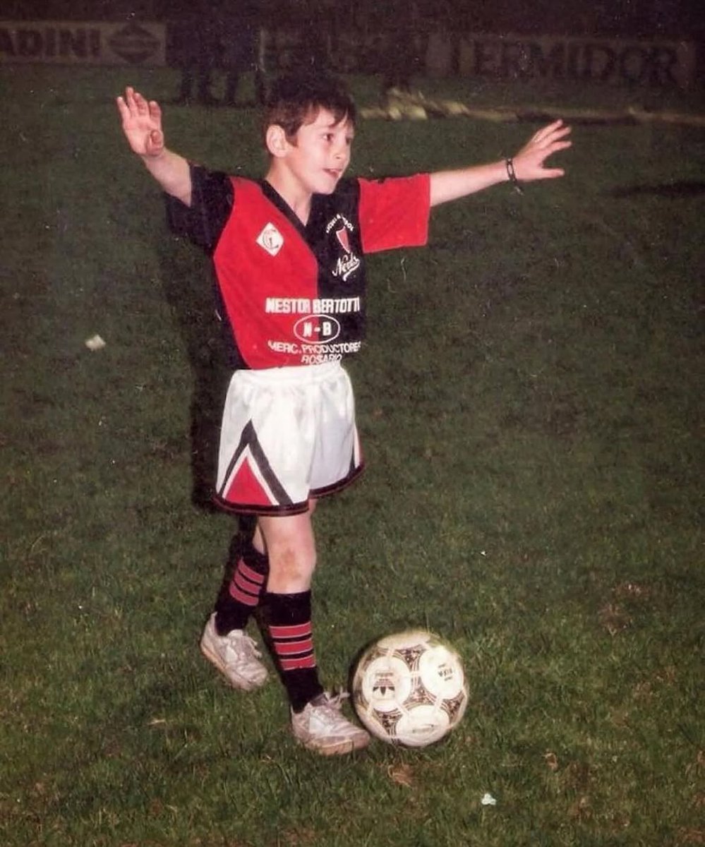 TheKipas_'s tweet photo. Waktunya nggak lama lagi, Messi bakal ninggalin sepak bola.

Di MetLife Stadium, New Jersey, Messi jalan pelan menuju podium runner up. Bahunya sedikit membungkuk, matanya berkaca kaca saat medali perak digantung di lehernya.

Spanyol baru saja menang 1-0 lewat gol Ferran Torres di babak perpanjangan waktu. Argentina gagal pertahankan gelar. Tapi bagi jutaan orang yang nonton, malam itu bukan tentang kekalahan. Malam itu adalah tentang akhir sebuah era.

Messi berusia 39 tahun. Rambutnya sudah mulai memutih di pelipis, langkahnya nggak secepat dulu, tapi matanya masih sama. Penuh api, penuh cinta untuk sepakbola. Sepanjang turnamen cetak delapan gol, kasih assist krusial, dan bawa Argentina yang sempat terseok hingga final. Messi main kayak umur 29 tahun, bukan 39. Tapi usia nggak pernah bohong. Tubuhnya lelah, dan sepak bola tak lagi beri ruang untuk keajaiban selamanya.

Kita ingat Qatar 2022. Malam itu Messi mengangkat trofi yang selama 36 tahun tak pernah diraih Argentina. Air mata bahagia mengalir deras. 
“Saya sudah lengkap,” katanya saat itu.

Tapi Tuhan memberinya satu babak lagi. Satu kesempatan terakhir untuk menari di panggung terbesar. "The Last Tango", begitu ia tulis di postingan sebelum final. Tango terakhir. Dan meski berakhir dengan nada sedih, tango itu tetap indah kok.

Bayangkan seorang anak kecil dari Rosario yang dulu menderita kekurangan hormon pertumbuhan, kini berdiri di final Piala Dunia untuk ketiga kalinya.

Lihat wajah para pemain Spanyol saat membuat guard of honour. Ada rasa hormat di mata mereka. Mereka tahu, mereka baru saja mengalahkan legenda hidup, panutan mereka sendiri.

Nggak lama lagi, Messi bakal ninggalin sepak bola. Mungkin beberapa bulan lagi di Inter Miami, mungkin satu atau dua pertandingan persahabatan terakhir dengan Argentina. Lalu lampu stadion akan padam untuknya. Nggak ada lagi momen ankara messi yang bikin bek lawan mati kutu. Nggak ada lagi senyuman malu malu saat ia mengangkat trofi.

Yang tersisa adalah warisan yang nggak bisa dihapus. Bukan hanya rekor gol, assist, atau Ballon d’Or.  Tapi Messi ngajarin kita bahwa bakat saja tak cukup. Dibutuhkan hati yang besar, ketahanan yang luar biasa, dan cinta yang tak pernah pudar.

Untuk Leo, terima kasih. Terima kasih telah membuat jutaan anak di seluruh dunia percaya bahwa mimpi bisa diwujudkan meski berkekurangan dan tantangannya besar.

Kau bukan runner up malam ini, Leo. Kau adalah pemenang seumur hidup.  

Sekarang, istirahat yang pantas. Dunia sepak bola akan terus berputar, tapi tak akan pernah sama lagi tanpamu.
