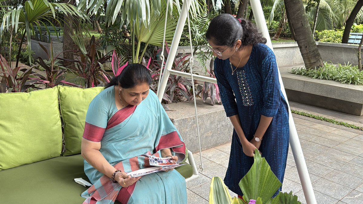 SunetraA_Pawar's tweet photo. NEET 2026 परीक्षेत ७२० पैकी ७१० गुण मिळवत महाराष्ट्रात प्रथम क्रमांक आणि संपूर्ण भारतात मुलींमध्ये प्रथम क्रमांक पटकावणाऱ्या बारामतीच्या कु. श्रावणी कृष्णकांत कुदळे हिचा आज सत्कार केला.

तिच्या या दैदिप्यमान यशाबद्दल श्रावणी, तिचे पालक आणि शिक्षकांचं अभिनंदन करत पुढील शैक्षणिक वाटचालीसाठी मनःपूर्वक शुभेच्छा दिल्या.

श्रावणीने आपल्या जिद्द, मेहनत आणि सातत्याच्या बळावर बारामतीसह संपूर्ण महाराष्ट्राचं नाव उंचावलं आहे. तिच्या पुढील शिक्षणासाठी आवश्यक ते सर्व सहकार्य करण्याचा विश्वासही यावेळी व्यक्त केला.