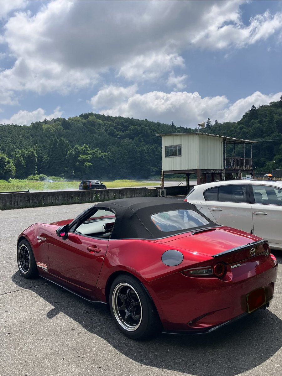 AmnKmk's tweet photo. この猛暑の中まさかハシゴすることになるとは予想外でした
その馬鹿さ加減に痺れる憧れるゥ

え？もちろん２つ返事でホイホイついてきました https://t.co/HTKr3rUavr