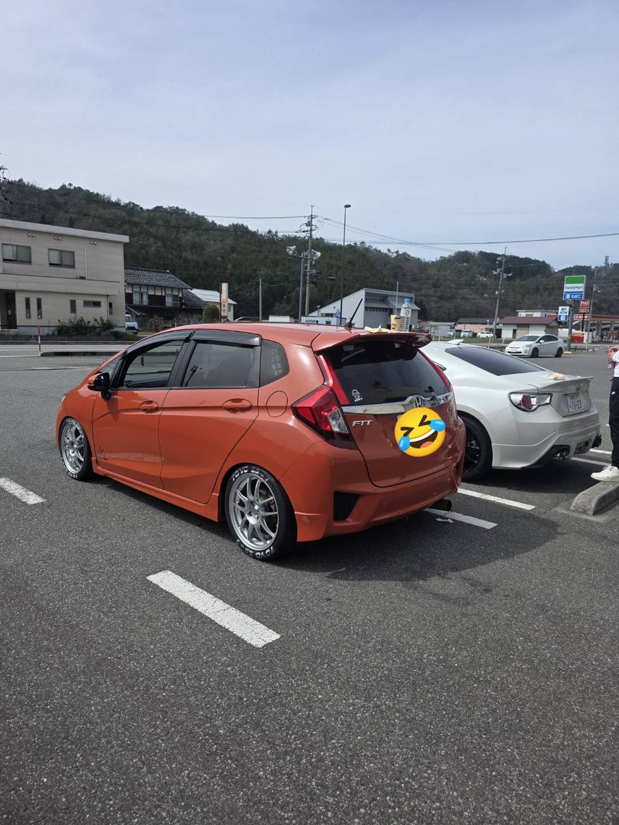 ryusei7040's tweet photo. 売りです！HONDAフィットGK5RS。
走行距離174000km(購入時から5000kmしか走ってない）
腹下錆無。
状態 良。
ゼロファ触媒+ゼロファ中間+ゼロファリア。BLITZ車高調。エアクリトップフューエル 零1000。ENKEIホイール。
最低65万です。島根からです。
気になる方連絡ください。
 #拡散希望  #GK5  #車  #ふぃっと  #車売ります  #車販売  #IVTEC  #VTEC