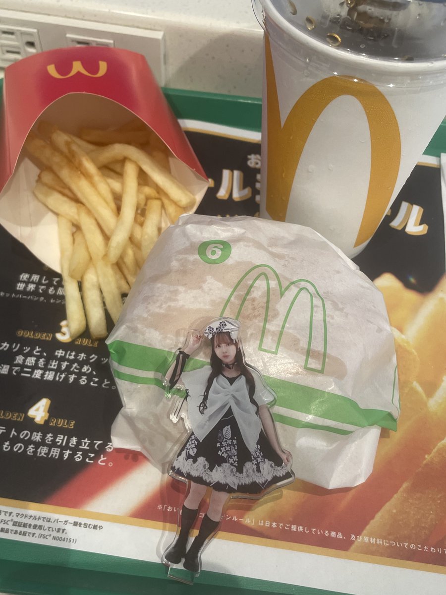 nopperabouusagi's tweet photo. 長丁場のライブに耐えられるか不安で緊張して先にマック食べてる https://t.co/6seF1pYkOX