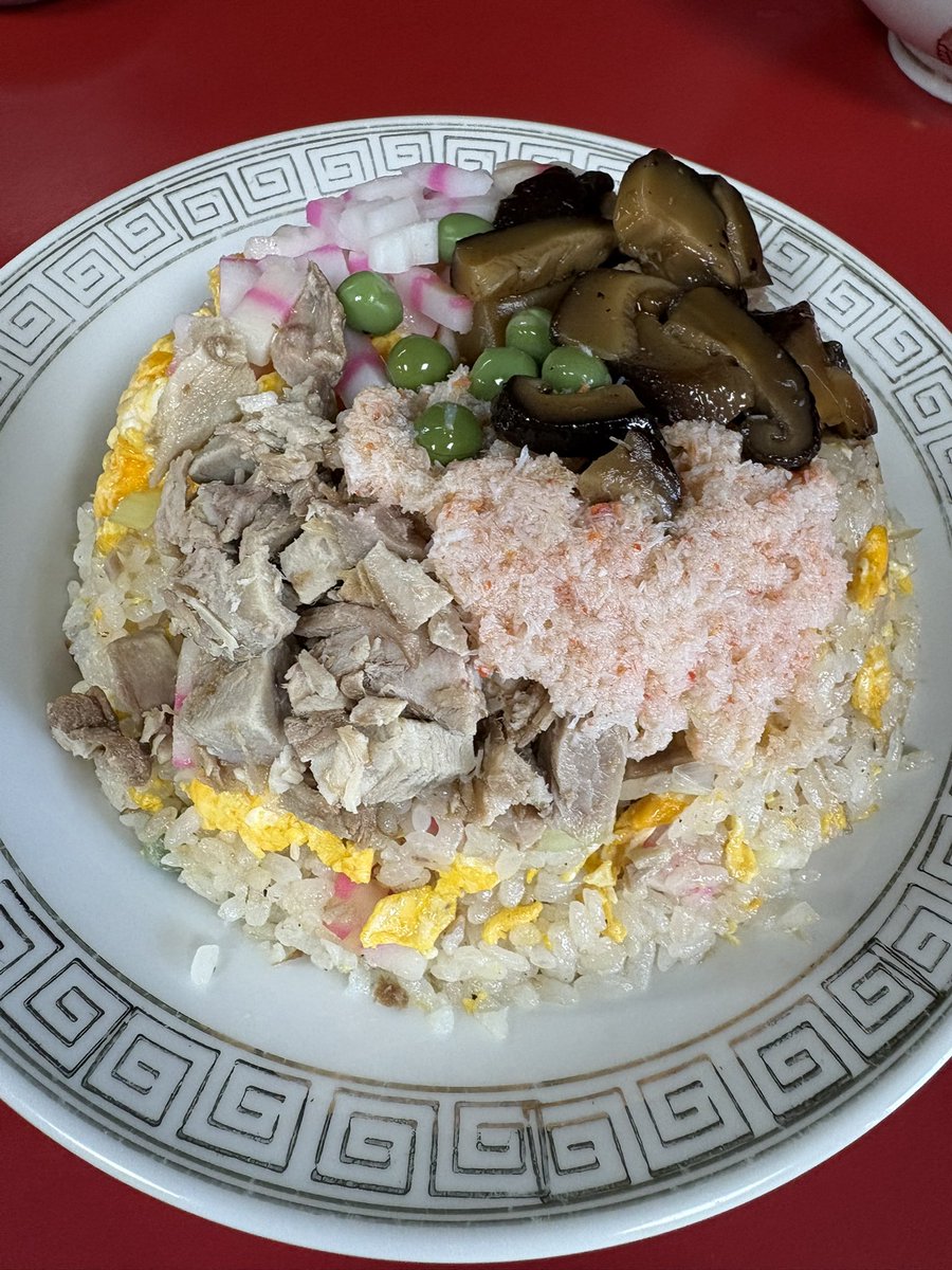 LunchTime_Quest's tweet photo. 本日乃昼餉😋

『栄楽』＠足立区 竹の塚
五目チャーハン　¥1200

チャーシュー、カニ、なると🍥、
炒り玉子、甘辛く煮た椎茸、
グリーンピースが豪快に盛られた
名物五目チャーハン✨

見た目のインパクトもさることながら、
ボリュームも圧巻❗️

パラッと炒められたチャーハンは
優しい味付けで、
具材ごとに異なる味わいを
楽しみながら最後まで
飽きずに食べ進められる😋

そして脇を固めるのは、
まさかの丼サイズの中華スープ❗️
町中華らしい太っ腹な
サービス精神に思わず笑ってしまう🤣

昔ながらの雰囲気が残る一軒で、
お腹いっぱい町中華を
満喫できる一杯だった☺️
