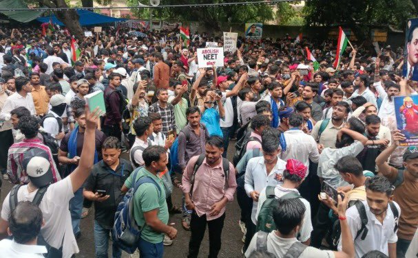 _YogendraYadav's tweet photo. करीब 50 साल बाद देश में युवाओं के नेतृत्व में ऐसा आंदोलन खड़ा हुआ है। 

इसकी सबसे बड़ी उपलब्धि यह है कि शिक्षा और रोज़गार का सवाल फिर से राष्ट्रीय राजनीति के केंद्र में लौट आया है। 

अब राजनीति को युवाओं के सवालों का जवाब देना ही होगा।

#ChaloSansad 
#SaveEducation #YouthForChange