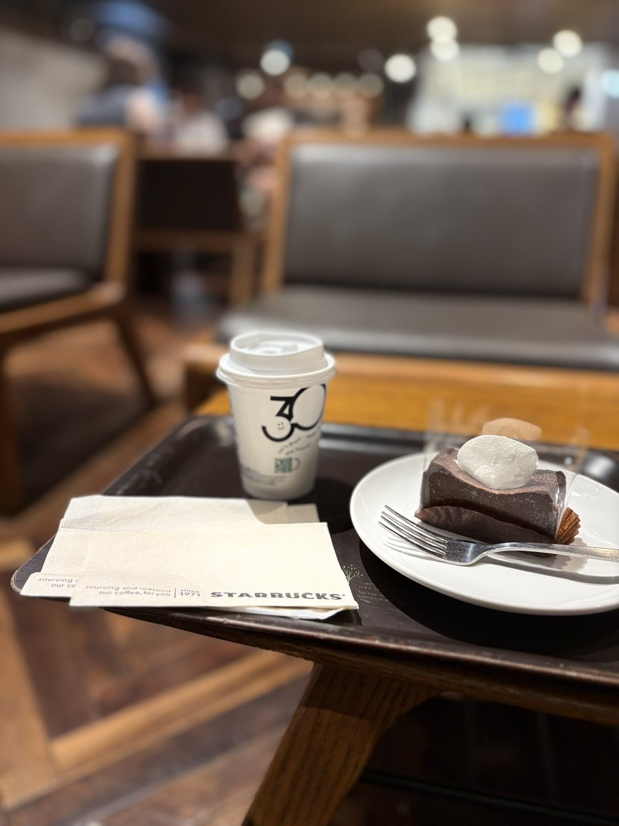 mari_no_te's tweet photo. スタバで
ボーっとお茶する時間の贅沢さよ

こんな時間に
一緒にお茶飲み男子がいてもいいなと思う

男女の関係は
感情が揺さぶられて疲れてしまうからね

よっぽどのナイスガイなら別ですが https://t.co/LpBSUrnb67