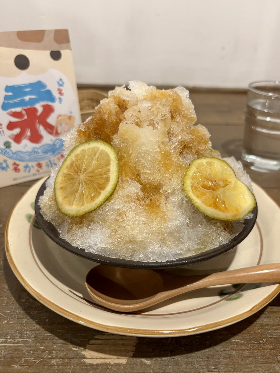 Reabell's tweet photo. 黒糖ライムかき氷🍋🟩🍧✨
沖縄・波照間産黒糖のコクとライムの爽やかな酸味が相性抜群😋
夏にぴったりのさっぱりとした味わい✨
溶けた氷までカクテルみたいで、最後の一口まで美味しかった🍸
#桑名かき氷街道2026
#mugicafe
#むぎカフェ https://t.co/DVJNQt9k2p