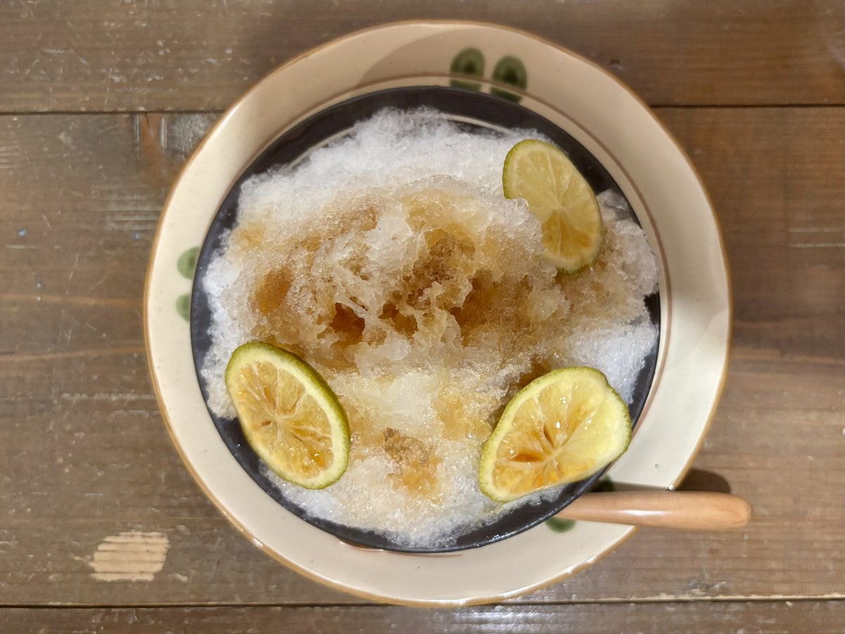 Reabell's tweet photo. 黒糖ライムかき氷🍋🟩🍧✨
沖縄・波照間産黒糖のコクとライムの爽やかな酸味が相性抜群😋
夏にぴったりのさっぱりとした味わい✨
溶けた氷までカクテルみたいで、最後の一口まで美味しかった🍸
#桑名かき氷街道2026
#mugicafe
#むぎカフェ https://t.co/DVJNQt9k2p