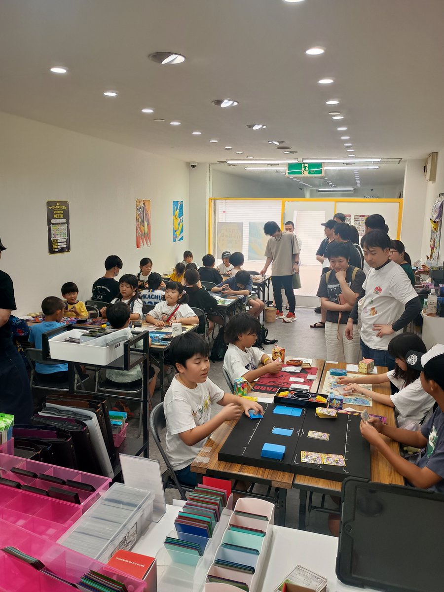 bSWI5wmss766038's tweet photo. 第7回キッズウォー

対戦開始です🔥

子供達の元気な笑顔で楽しい対戦になりそうです😊

皆様のご参加ありがとうございます🙇

来週は八百万杯もありますのでよろしくお願いします🙏

#ジムバ
#ポケカ
#北九州
#八幡東区
#キッズウォー https://t.co/4SoBQSwlyG