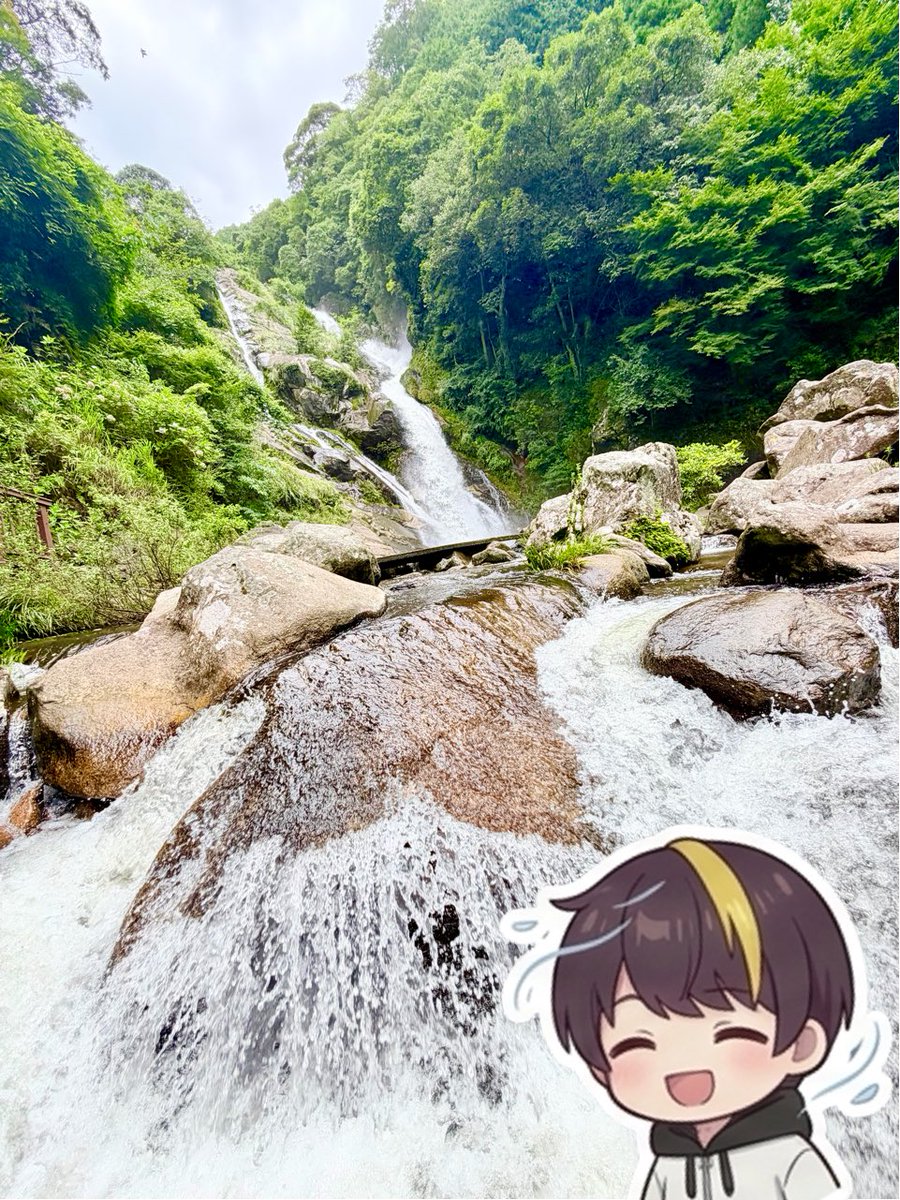 take8_jp's tweet photo. 滝だー🚿水しぶきすごくて涼しかった〜☺️✨ https://t.co/eR8mKO23lC