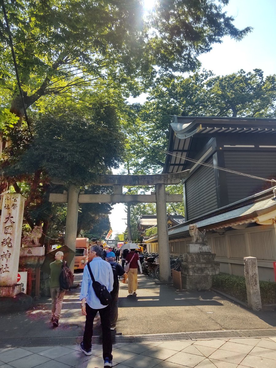 77haru's tweet photo. 早起きして大國魂神社の すもも祭りに行ってきた。蝉が控えめに鳴いていた。からす団扇とすもも をGETして帰ってきたら、お昼前。梅雨明けのニュースが流れる。さあ夏本番☀️ https://t.co/GHKBndrKHH
