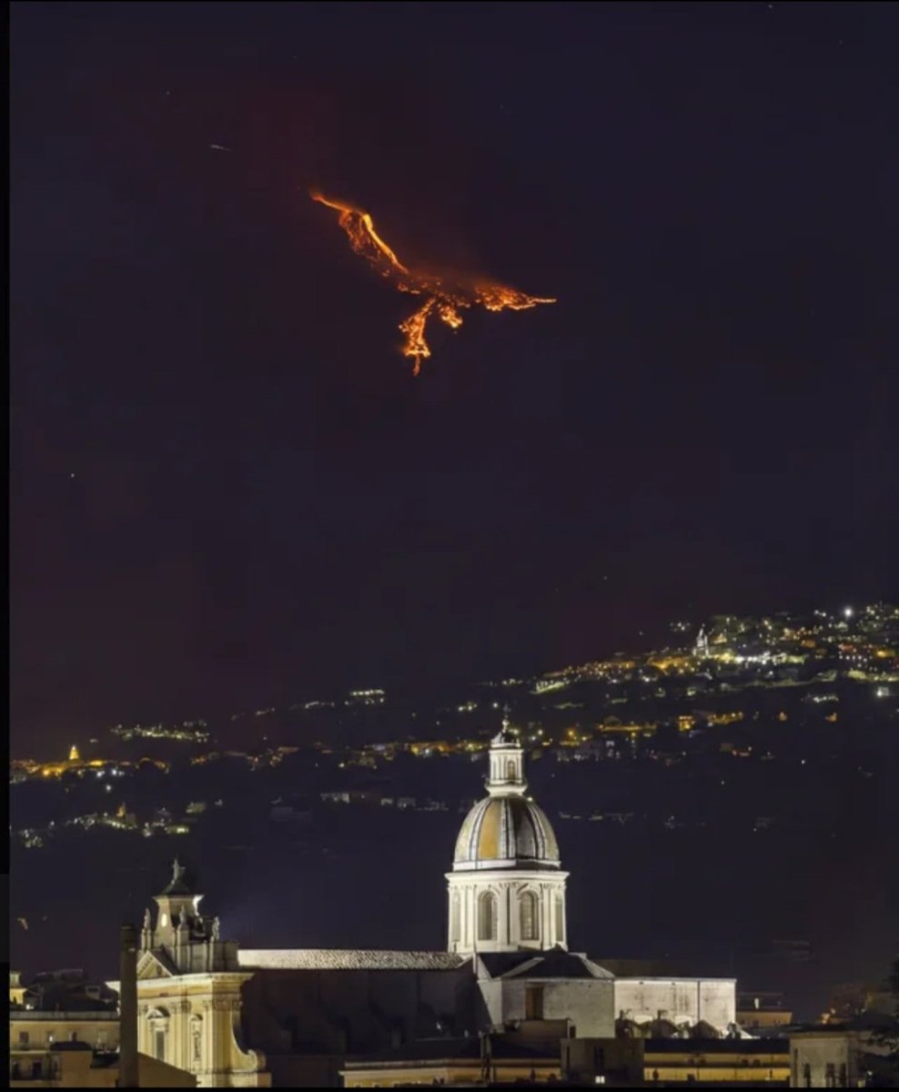 SCIENCEAMAZINGC's tweet photo. Eruption on Mount Etna in Sicily creates an effect in the sky that looks like a flaming bird. https://t.co/fHzxQTnaTq