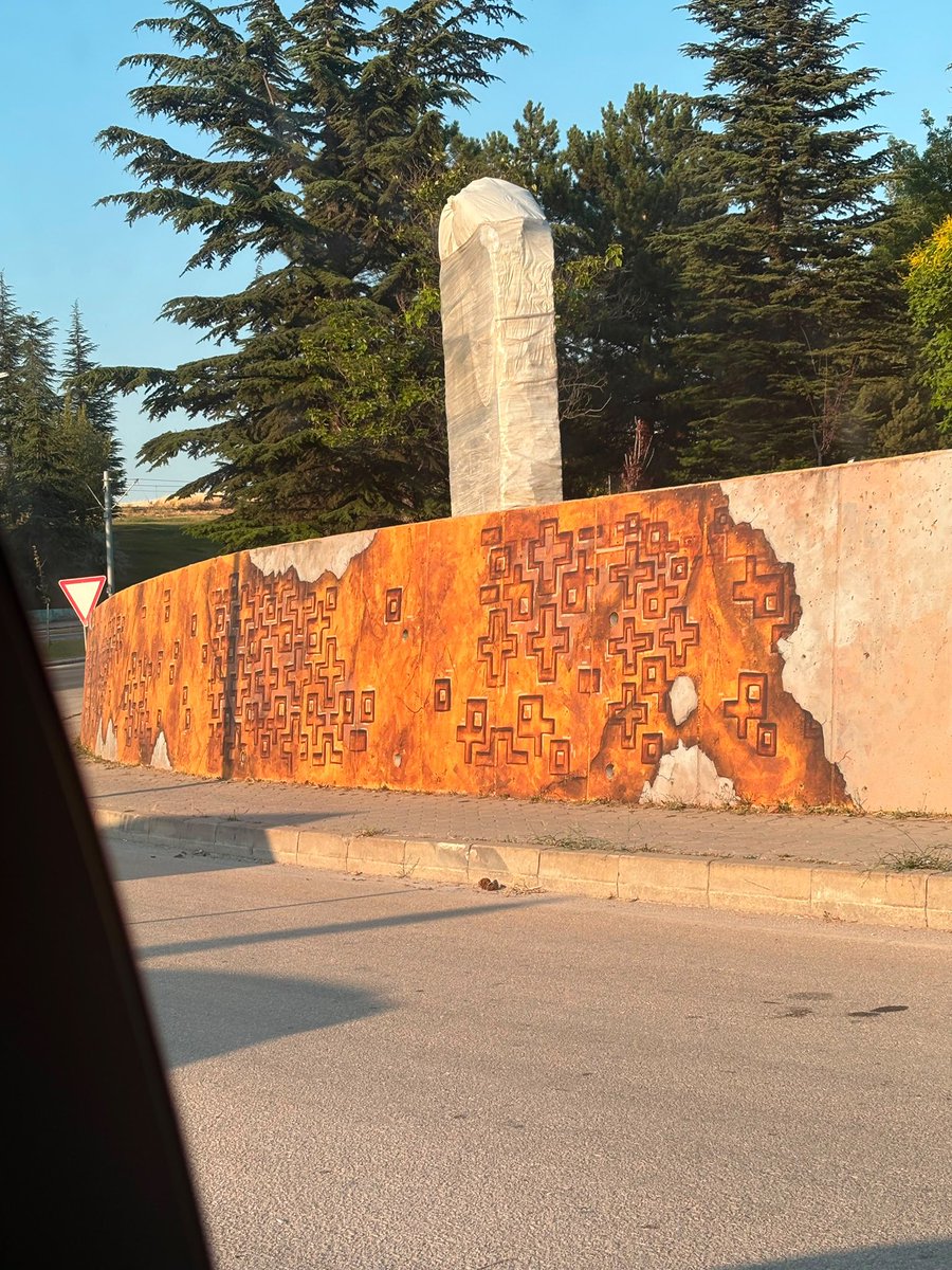 akaribr's tweet photo. Eskişehir'e Bi Haç Dikilmediği Kalmıştı 
Onu da Yapmışlar Pes Doğrusu‼️

Chp zihniyetinin Eskişehir'deki yerel yöneticileri seçildikleri günden bu yana bu milletin milli ve manevi değerlerine aykırı her türlü ucubeyi bizlere hizmet diye sunmaya devam ediyor.

Çıplak kadın heykelleri, çekirdek çitleyen eşek heykeli, ikinci barlar sokağı projesi, Hal Camisini yıkma projesi, Mutalip Caddesi üstündeki mezarlığı kaldırıp park çevirmeleri, Toki inşaatları ve Millet Bahçesi inşaatını durdurmak için mühür vurmak, Şehir Hastanesinin yolunu yapmayıp açılışını uzatmaya çalışmak, Hamamyolu'nu plastik yola çevirip kimsenin kullanmadığı bir  ucube bir köprü yapmak, vatandaşı haraca bağlarcasına Türkiye'de hiçbir yerde görmediğimiz asfalt bedeli ve katı atık bedeli ödemeleri daha neler neler...

Şimdi de Yenikent mahallesindeki parkın duvarlarını haç figürleri ile doldurmuşlar.

Ey bu şehrin yerel yöneticileri bu şehirde yaşayan insanlar sizden şehrin trafik sorununu çözmenizi bekliyor, alt geçit üst geçit battı çıktı gibi ulaşımı rahatlatacak adımlar bekliyor, şehri olduğu yerde sıkıştırıp daraltmanız yerine yeni yaşam alanları oluşturup şehri büyütüp ferahlatacak çalışmalar bekliyor, 4 kişilik bir ailenin aylık su gideri elektrik ve doğalgaz girerinin daha üstünde vatandaş evinde ne yazık ki sadece tuvalet ve banyo ihtiyacı için kullanabildiği şebeke suyunu daha ucuza kullanmak istiyor...

Ama maalesef bu şehri yöneten yerel yöneticiler şuanda seçildikleri partinin iç siyasi çekişmeleri içinde taht kavgası rant kavgası etmekten vatandaşın ihtiyacı olan hizmetlere zaman ayırmıyor. 

Yenikent mahallesindeki parkın duvarını haç figürleri ile donatmayı hizmet olarak vatandaşa yutturmaya çalışıyor. O haç işaretleri ile bezenmiş duvarın arkasında dikili bezle kaplı şeyin altında vatandaşları nasıl bir sürpriz bekliyor yaşayıp göreceğiz. 

Bu şehri yöneten yerel yöneticiler bırakın böyle abuk sabuk ecnebi gidişeti işlerle uğraşmayı da size oy verip başa getirmiş vatandaşa hizmet üretin. Müslüman mahallesine haç dikeceğinize bu şehire bir çivi çakın. @CHPKAZIMKURT @DtAhmetAtac @ayseunluce