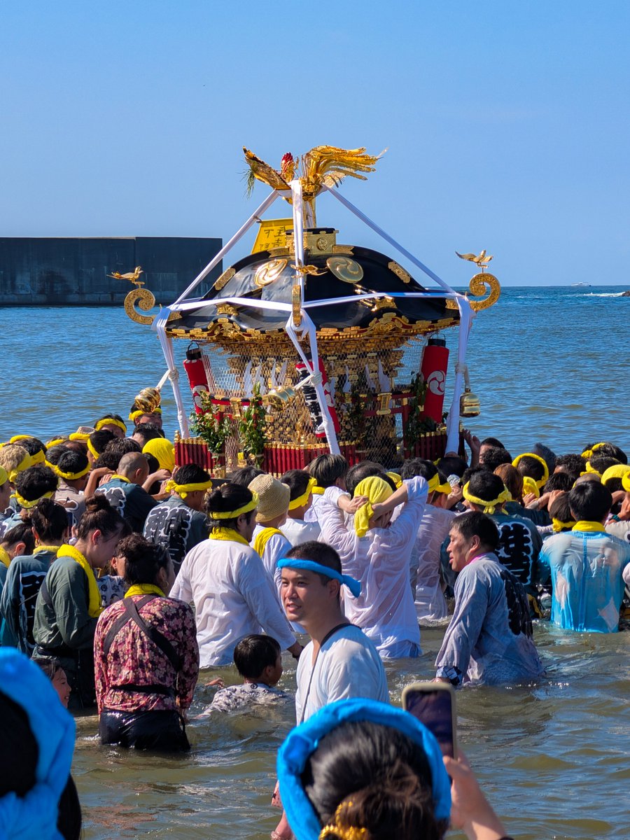 cai_ring222's tweet photo. 海に入って担ぐお神輿があったりして､迫力満点で大興奮でした👏
浜降祭・茅ヶ崎西浜海岸 https://t.co/CFg8EZ1ajo