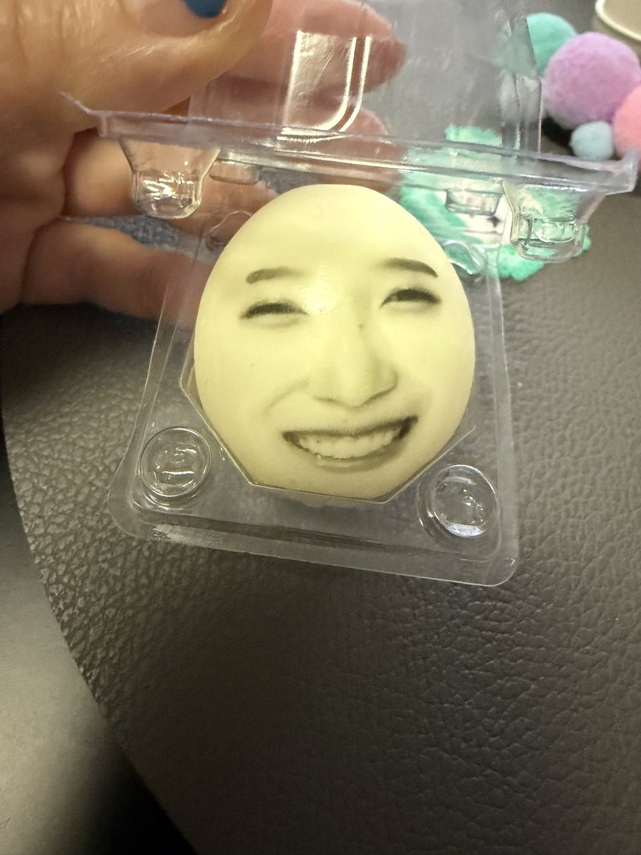 doukihafujyun's tweet photo. 先週たまたま同じブロックだった海外onceにオーラス終わりに唐突にいただいたこれがジワジワきて笑っている。（今お片付け中）どこの方だったのだろうか、、、。仲良くなれそうな気がする。。。
そして、ツウィちゃんに卵のようなと言われているミナちゃん思い出してお片付けから脱線しているnow。 https://t.co/hVuJnENqM0