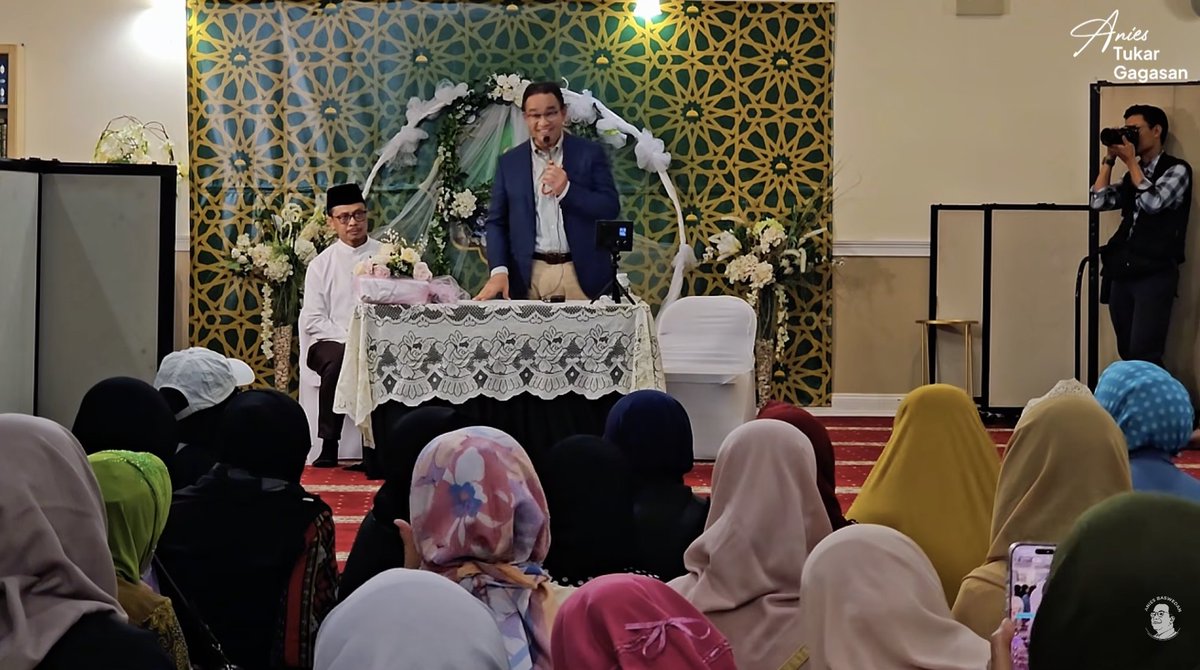 LambeSahamjja's tweet photo. pendapat anies soal DPR indonesia sekarang:
- DPR sekarang sudah seperti rasa kementerian
- tunduk ke pemerintah, bukan mengawasinya
- bahkan jadi juru bicara pemerintah 
- dpr kehilangan kewenangan setaranya, dan itu tanda demokrasi menurun
- buktinya program mbg banyak masalah, 
- tapi dpr diam saja, tak ada dengar pendapat khusus membahasnya