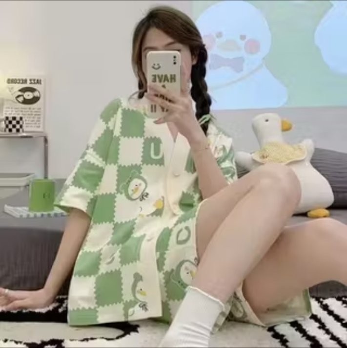 gorgeuslee's tweet photo. Piyama pastel yang bikin kamu pengen foto-foto mulu sebelum tidur!🌼📸
Motifnya super cute, bahan adem & nyaman banget dipakai gerak. Oversize fit, cocok buat kamu yang suka style kawaii tapi tetap casual. Siapa yang langsung jatuh cinta sama warna-warna soft ini? Yukk kepoinn🌈🐻