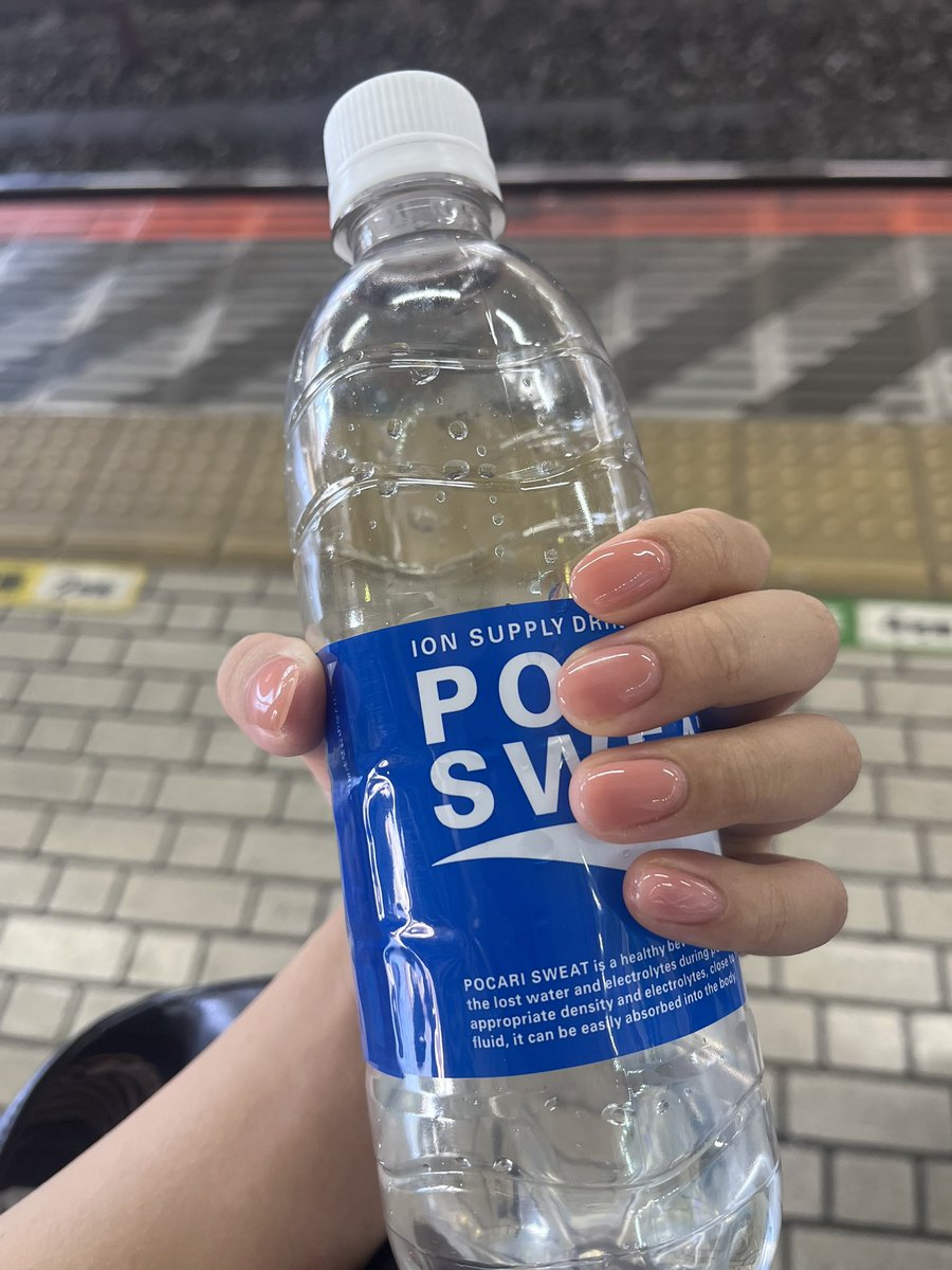 runapapapapa's tweet photo. 夏はお仕事繁忙期なのでくそショートネイル　めっちゃかわいい色味になったすき！ https://t.co/eyWEASqGop