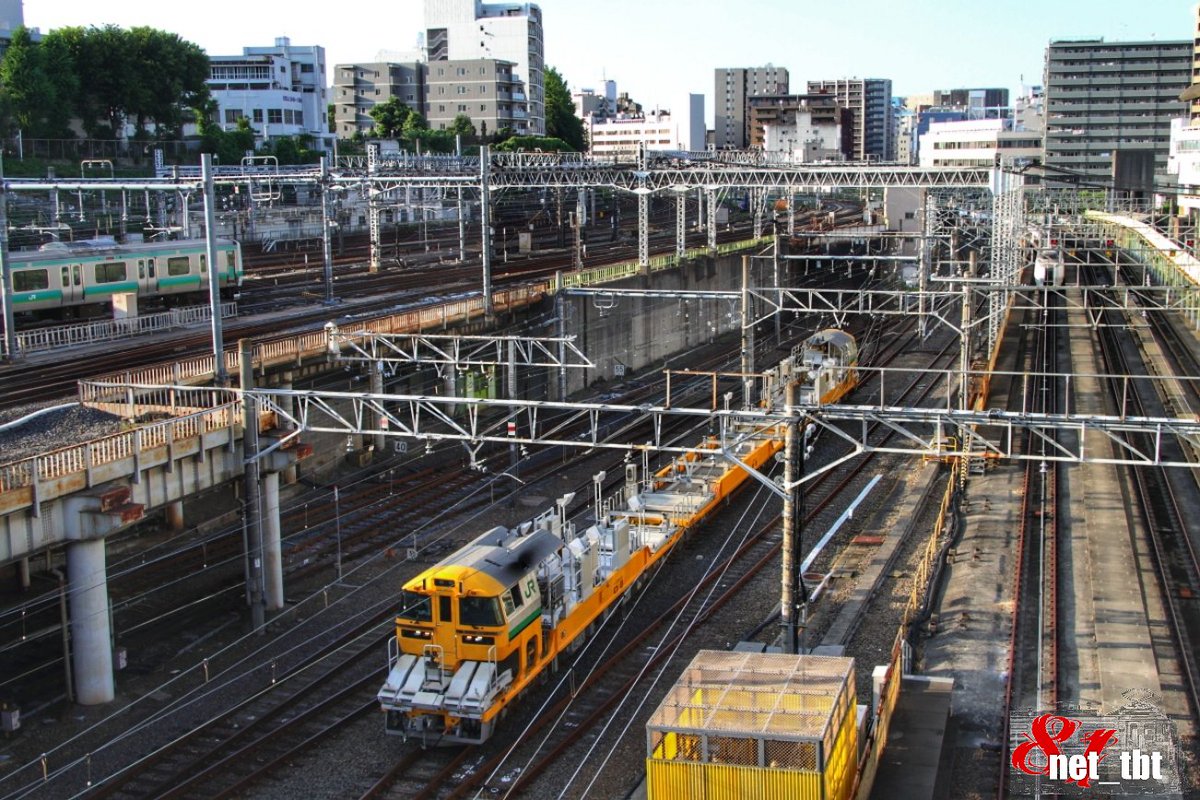 81net_tbt's tweet photo. 信号などの視認性確認試運転に向けて、当時の所属であった小牛田区から上野を経由し尾久へと送り込まれるロングレール輸送用のE195。
試運転時には短い編成であったり、尾久転属直後にはスイッチャーの導入延期により検査時には1両のみでの構内入換も見られたりな時期でした。 https://t.co/qKhpRagKD4