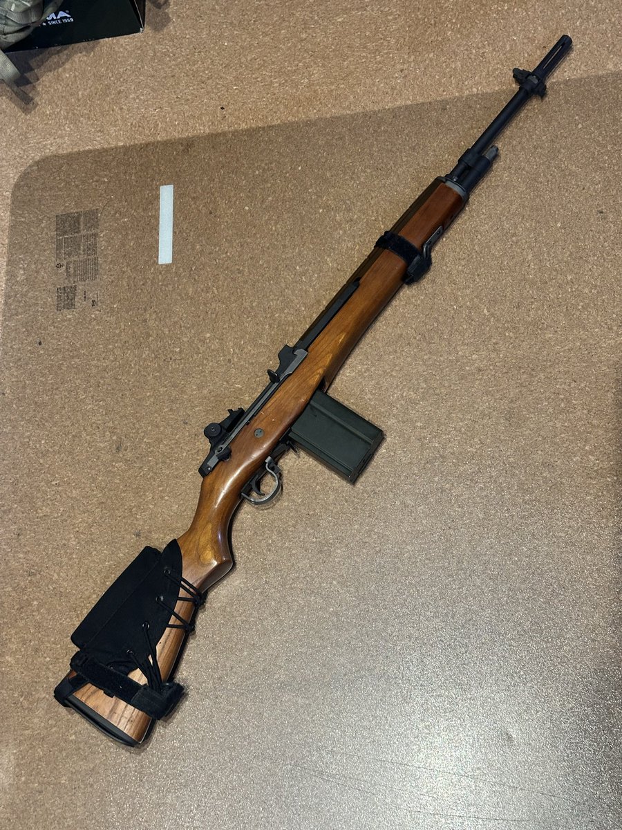rybackcasey2's tweet photo. #好きな銃をつまらなそうに紹介する 
長くて力強いフォルムなのに、初速が60m/s。ハンドガンよりも弱い。そして飛ばない。 https://t.co/Jlh3TFcRuO