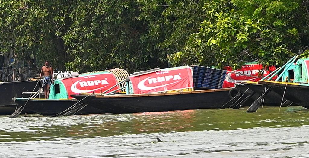 ONGOD's tweet photo. @alamiftikharalg
@AP
@beenasarwar
@fifiharoon
@NJLahori
@romarizvi
@Shabana_Saher
@sirmedmanzoor
@xSwoopty
Stay Blessed.
Liveried boatmen to make our journey comfortable as we glided over the waters past some ancient , some modern rivercraft.. https://t.co/EmSIMRBPJh