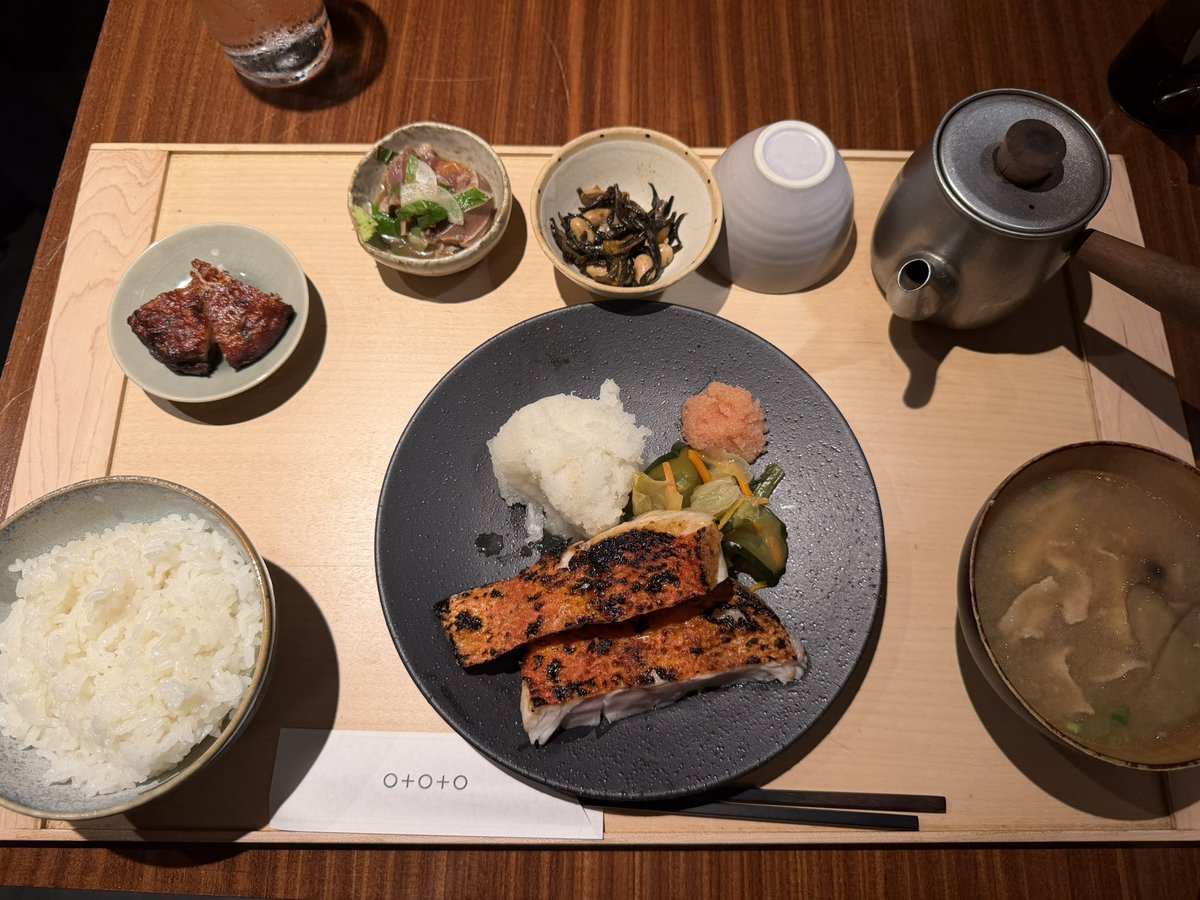 anydeff11ky's tweet photo. 今日の昼食は青山おととへ。
炭火焼きのお魚が食べられる。
炭火焼きの金目鯛を注文。
程良い脂の美味なお魚を堪能。
魚欲が満たされる。
ご馳走様でした。
#青山おとと https://t.co/hY0RC6xqZ1