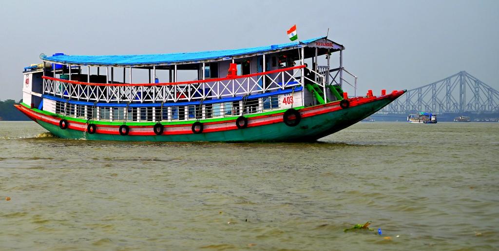ONGOD's tweet photo. @alamiftikharalg
@AP
@beenasarwar
@fifiharoon
@NJLahori
@romarizvi
@Shabana_Saher
@sirmedmanzoor
@xSwoopty
Stay Blessed.
Liveried boatmen to make our journey comfortable as we glided over the waters past some ancient , some modern rivercraft.. https://t.co/aw6blcpsW0