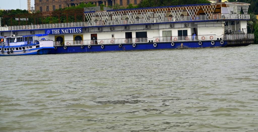 ONGOD's tweet photo. @alamiftikharalg
@AP
@beenasarwar
@fifiharoon
@NJLahori
@romarizvi
@Shabana_Saher
@sirmedmanzoor
@xSwoopty
Stay Blessed.
Liveried boatmen to make our journey comfortable as we glided over the waters past some ancient , some modern rivercraft.. https://t.co/aw6blcpsW0