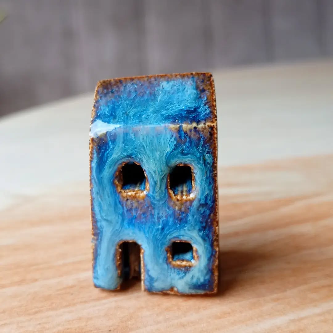Destromatic_art's tweet photo. here's one of the recent small ceramic houses I made. I love the effect of layering different glazes. #ceramics #pottery #tinyhouse #glazes https://t.co/5DItp6KxoB