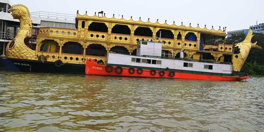 ONGOD's tweet photo. @alamiftikharalg
@AP
@beenasarwar
@fifiharoon
@NJLahori
@romarizvi
@Shabana_Saher
@sirmedmanzoor
@xSwoopty
Stay Blessed.
Liveried boatmen to make our journey comfortable as we glided over the waters past some ancient , some modern rivercraft.. https://t.co/rTTDQ2oSUv