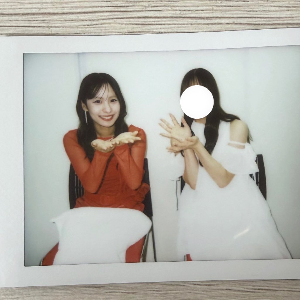 ma_layla228's tweet photo. カメラに寄って今日1番かわいい石山さん🌸
なんで？って言ってブース出た^^ https://t.co/pKVgJV7dXi