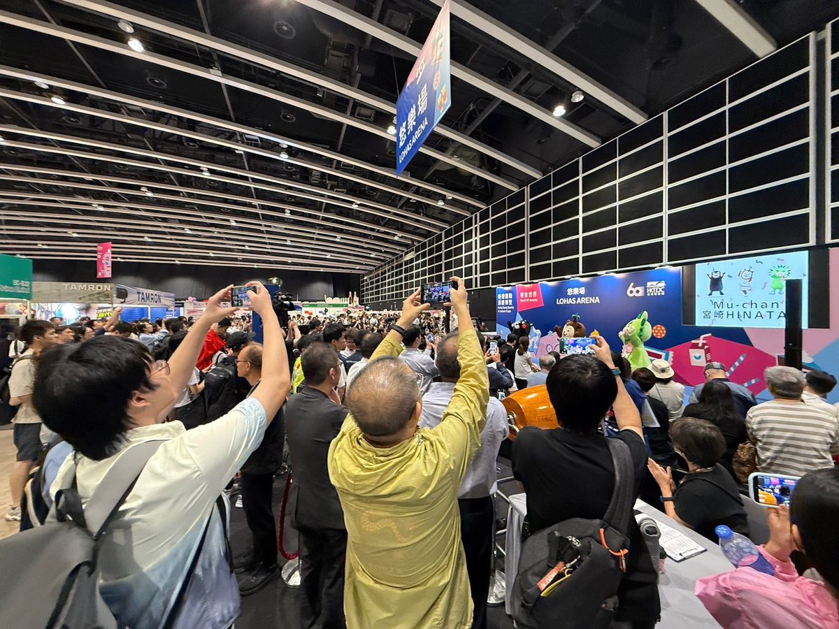 55_kumamon's tweet photo. 今年も「Hong Kong Sports &amp; Leisure Expo」に参加させてもろたモーン！熊本県のPRをしたあとは、宮崎県のおともだちのむぅちゃん、鹿児島県のおともだちのぐりぶーとダンスば踊って、たいぎゃもりあがったモン！みなさん、多謝（ありがとう）だモーン☆ https://t.co/dvtrKd220Y