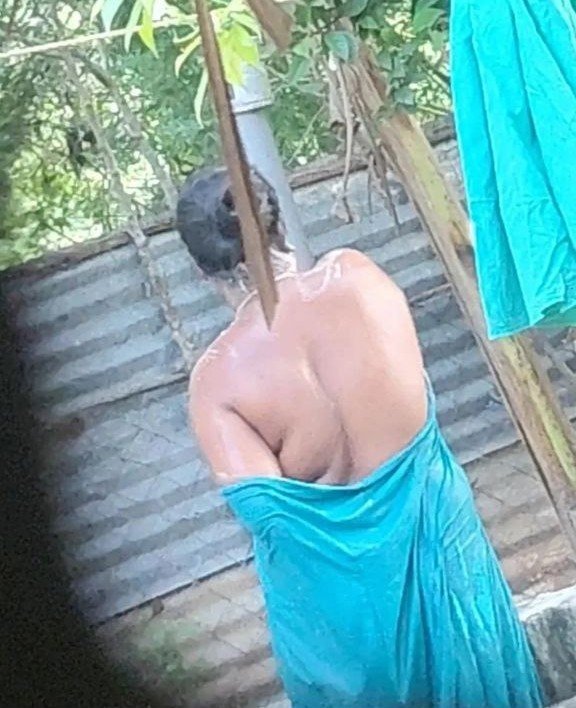 Adicttorr's tweet photo. Edhir veetu aunty 🥵 https://t.co/Mzy1upQvnr