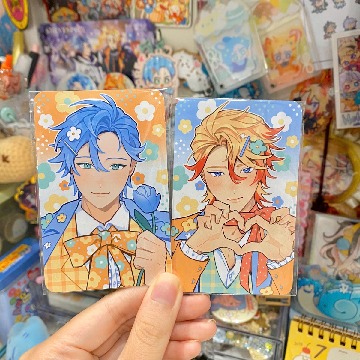 hiimtae_sb's tweet photo. Me &amp; Tina team up to make this special support cup sleeve to celebrate HQ 4years anniversary🌼
Please do visit to get the cute flower theme freebies we prepared &amp; take photos😊
Special thanks to Tina for accommodating me making this happen &amp; Frog for doing the freebies w me💙🧡 https://t.co/KRDzX58eUP