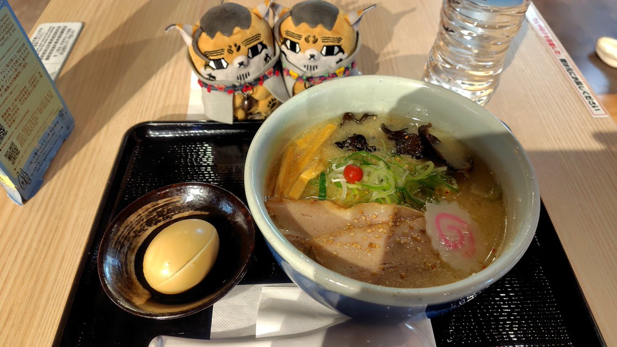 _kaino_8's tweet photo. 空港で🍜です。美味しかったね！
旭川空港にもカムイ缶🍺バラ売りありました(今回見送ろうと思ったけど500缶も買ってしまった)
そして、帰りの🛩️もカワイイちゃん😭杉元機に乗れないで終わった…
今回、体調もよろしくなくて(更年期的な…)久々に不本意な旅でした…
#フォゼ尾といっしょ https://t.co/EXTMXSRjHN