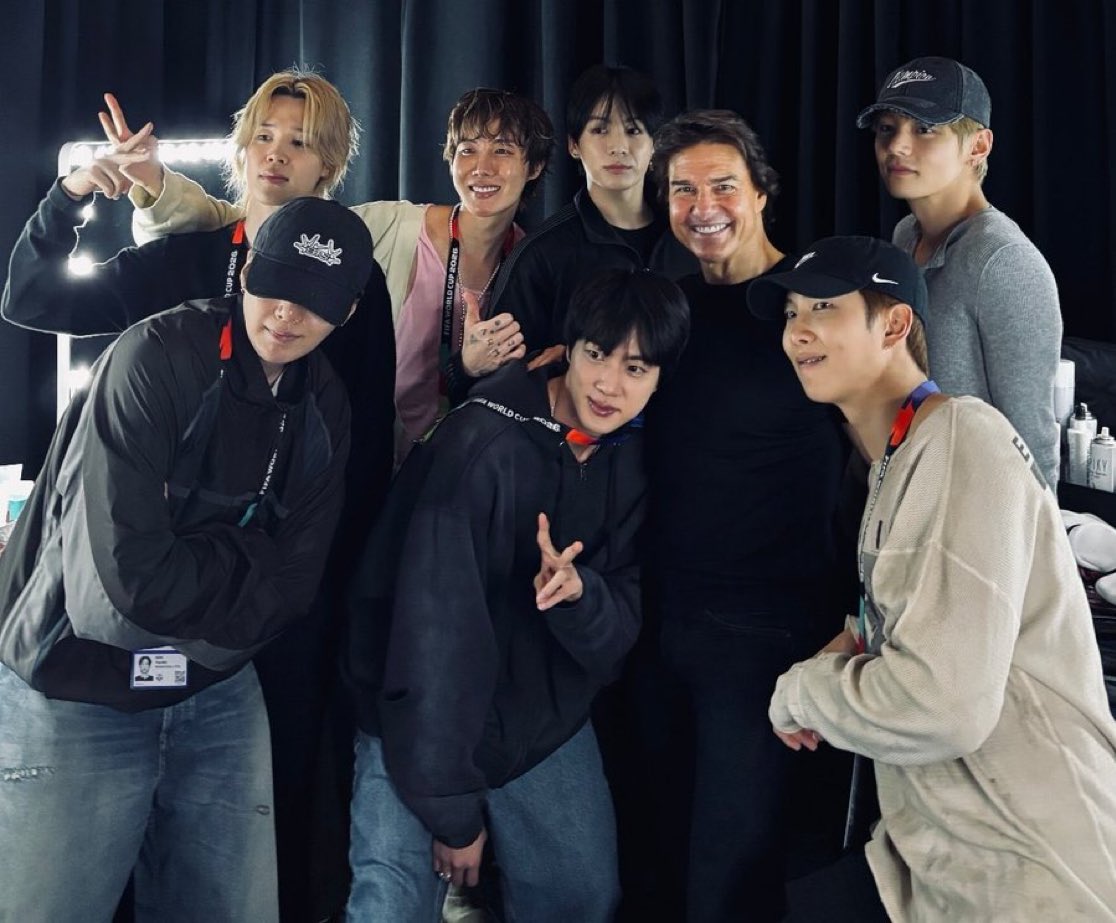 bblackjin's tweet photo. บังทันร่วมเฟรมกับทอม ครูซ พี่จินได้เจออีกรอบแล้วหลังจากเคยถ่ายรันจินด้วยกัน https://t.co/M3weKVPvIS