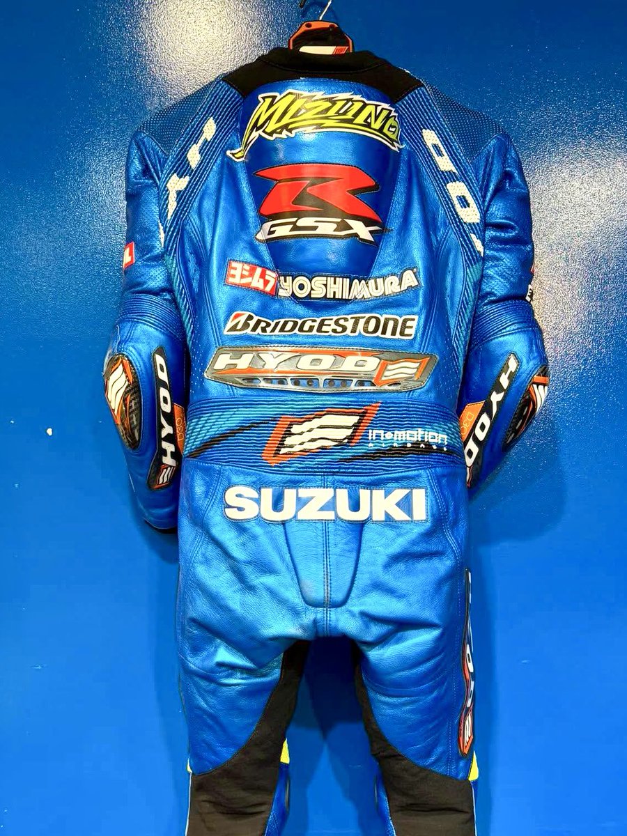worth_master's tweet photo. 先日の鈴鹿８耐でスズキCNチャレンジで【水野 涼】選手が着用してたHYODのレーシングスーツが先に届いたよ🤗
多美江専務ありがとう❣️
地方店舗にはもう入荷してるんだから、早くGSX-R1000R配送して来いや‼️
#HYOD
#水野涼
#スズキ買うならMFD
#ＧＳＸーＲ買うならMFD
#MFD https://t.co/9V4C1aqF2M
