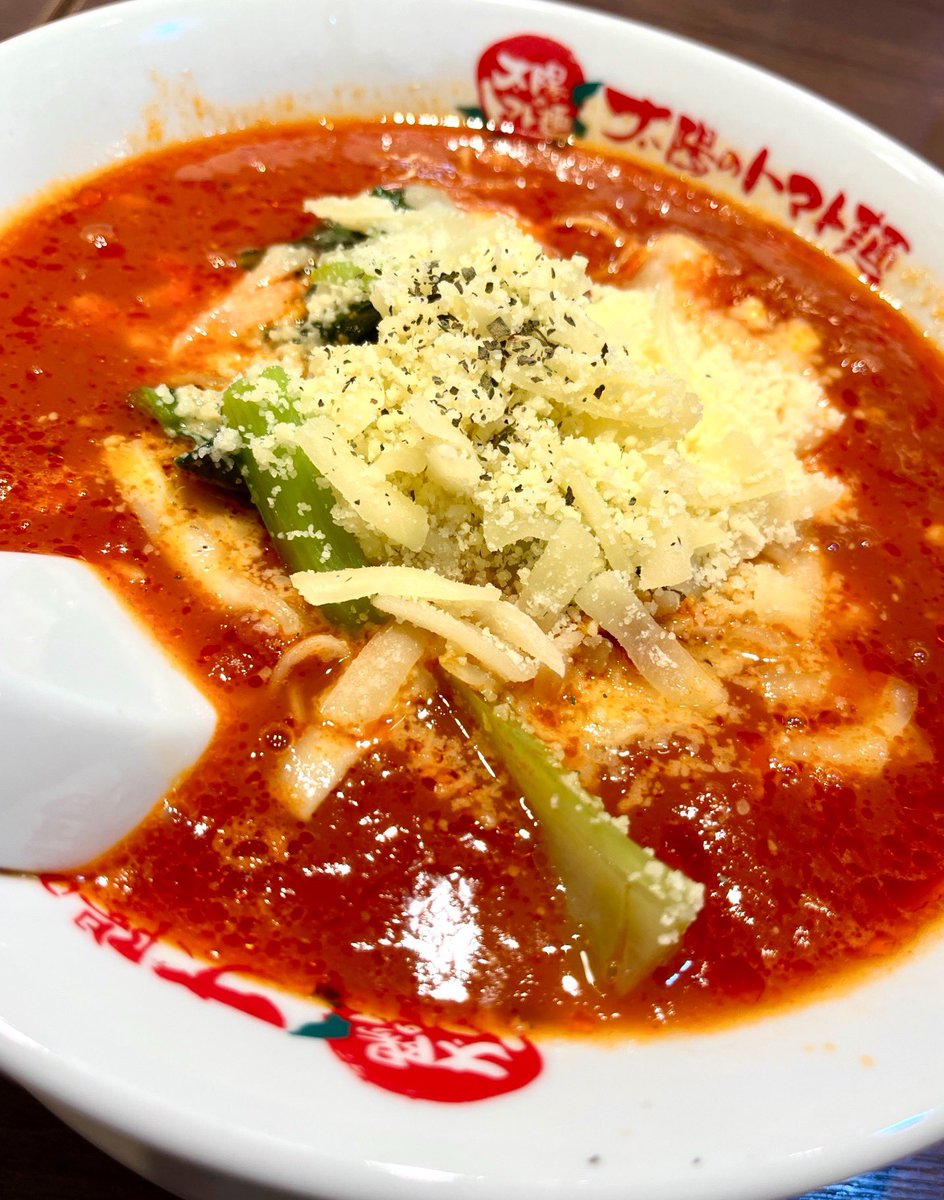 keioshioshi's tweet photo. ずっと気になっていた太陽のトマト麺デビューしました！
トマト＆チーズにさっぱりした鶏肉、相性抜群。好みの細麺。
いつもはあまりトマト食べない私、不足しているリコピンをたっぷりおいしく摂れた気がします(´∀｀*) https://t.co/9efT79myLL