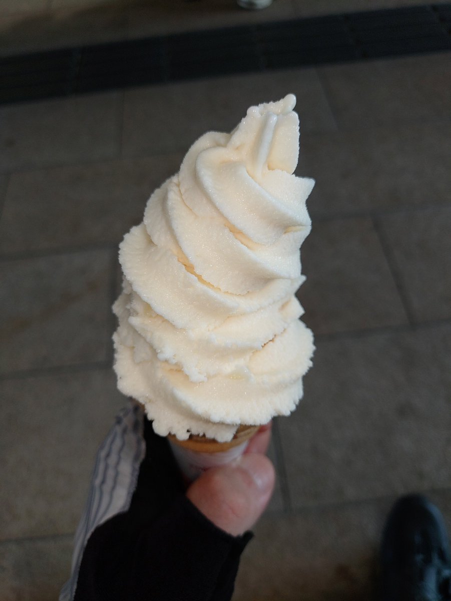 SiitsukiRider's tweet photo. さくらであい館で2回目のアイシングタイム🍦
白桃ソフトを食す🤤
しかし暑すぎる。
出力抑えて走っても身体の熱が取り切れない…🫠 https://t.co/14DqkX6tz2