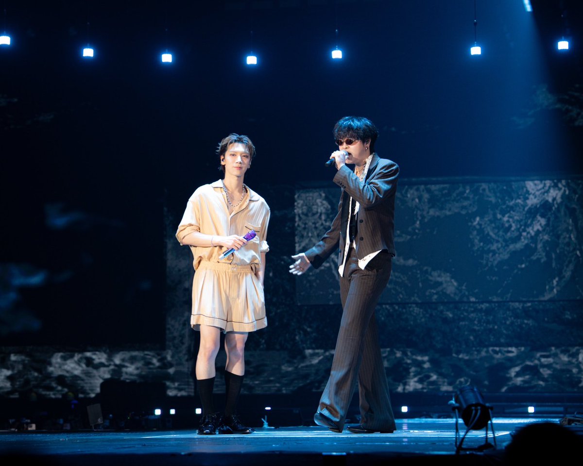 StarDelight_ent's tweet photo. TEN LEE #TENLEE  IN SAINT LAURENT FOR TEN : CORE0110 - 10TH ANNIVERSARY CONCERT 

เมื่อวันเสาร์ที่ 18 กรกฎาคม Ten Lee สวมใส่ลุคจากคอลเล็กชั่นสุภาพบุรุษประจำฤดูร้อน 2026 ของ Saint Laurent by Anthony Vaccarello สำหรับคอนเสิร์ต TEN : CORE0110 - 10th Anniversary Concert

เพื่อร่วมเฉลิมฉลองการแสดงครั้งสำคัญในโอกาสครบรอบ 10 ปี Ten Lee ปรากฏตัวบนเวทีคอนเสิร์ตในลุคชุดนอนผ้าไหมลายทางสีเบจ ประกอบด้วยเสื้อและกางเกงขาสั้นที่รังสรรค์จากผ้าไหมเนื้อเงางาม โดดเด่นด้วยซิลูเอตที่พลิ้วไหวและงานตัดเย็บอันประณีต ถ่ายทอดเอกลักษณ์ของ Saint Laurent ในการหลอมรวมความสง่างามอันเป็นธรรมชาติเข้ากับเสน่ห์ร่วมสมัยได้อย่างลงตัว พร้อมเติมเต็มลุคด้วยรองเท้า STANTON derbies หนังเคลือบเงาสีดำ ซึ่งสร้างความตัดกันอย่างมีมิติระหว่างความเฉียบคมของโครงสร้างและความนุ่มนวลของผ้าไหม สะท้อนวิสัยทัศน์ด้านความสง่างามแบบบุรุษร่วมสมัยของ Anthony Vaccarello ได้อย่างสมบูรณ์แบบ 

#YSL #SaintLaurent #YvesSaintLaurent
#TEN #텐 #เตนล์ 
#TENCORE0110Concert
