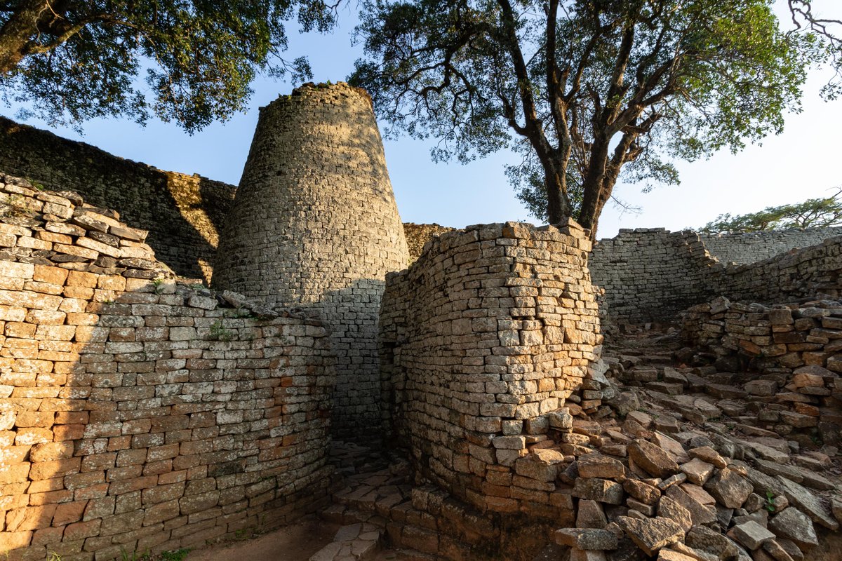 Angryloner7's tweet photo. Long before colonialism, Great Zimbabwe 🇿🇼 was one of Africa's greatest cities. Built between the 11th and 15th centuries, it grew wealthy through gold and ivory trade and became famous for its massive stone walls, built without mortar. 🌍 https://t.co/fexdOCoRe9